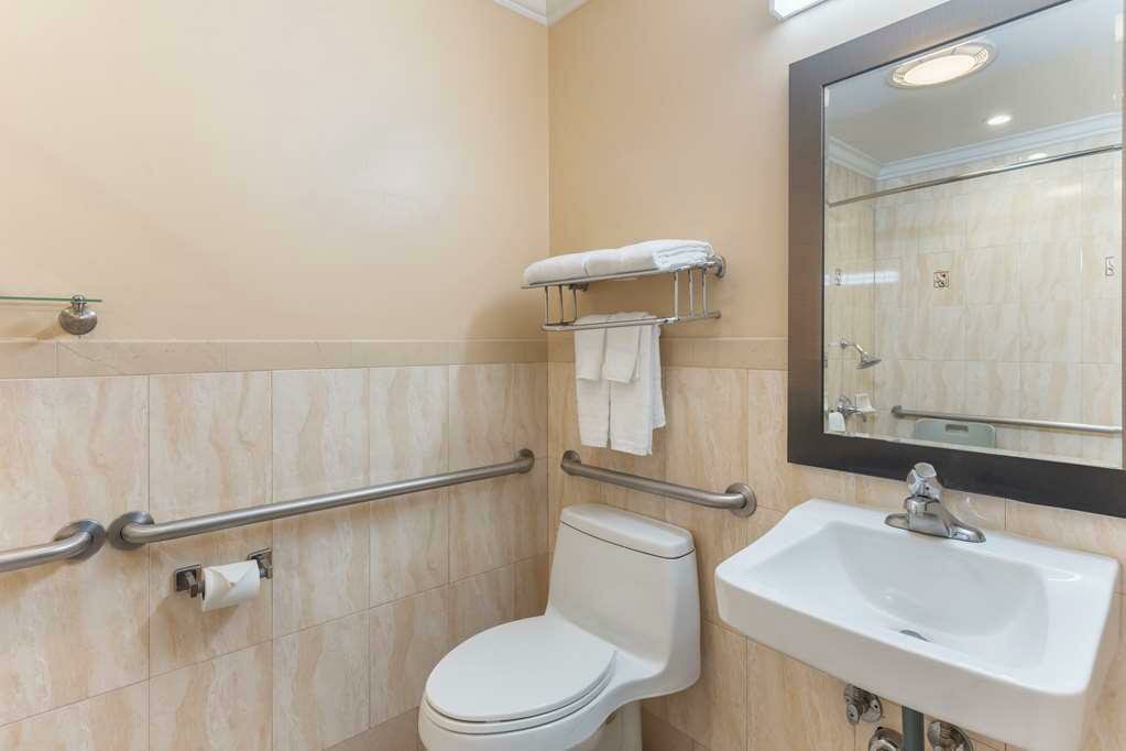 Фото Best Western Plus Airport Plaza
