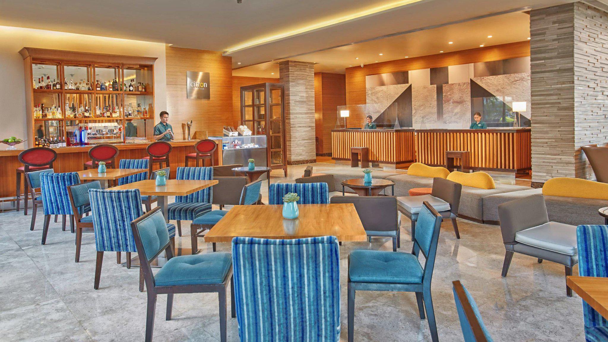 Фото Holiday Inn & Suites Makati, an Ihg Hotel