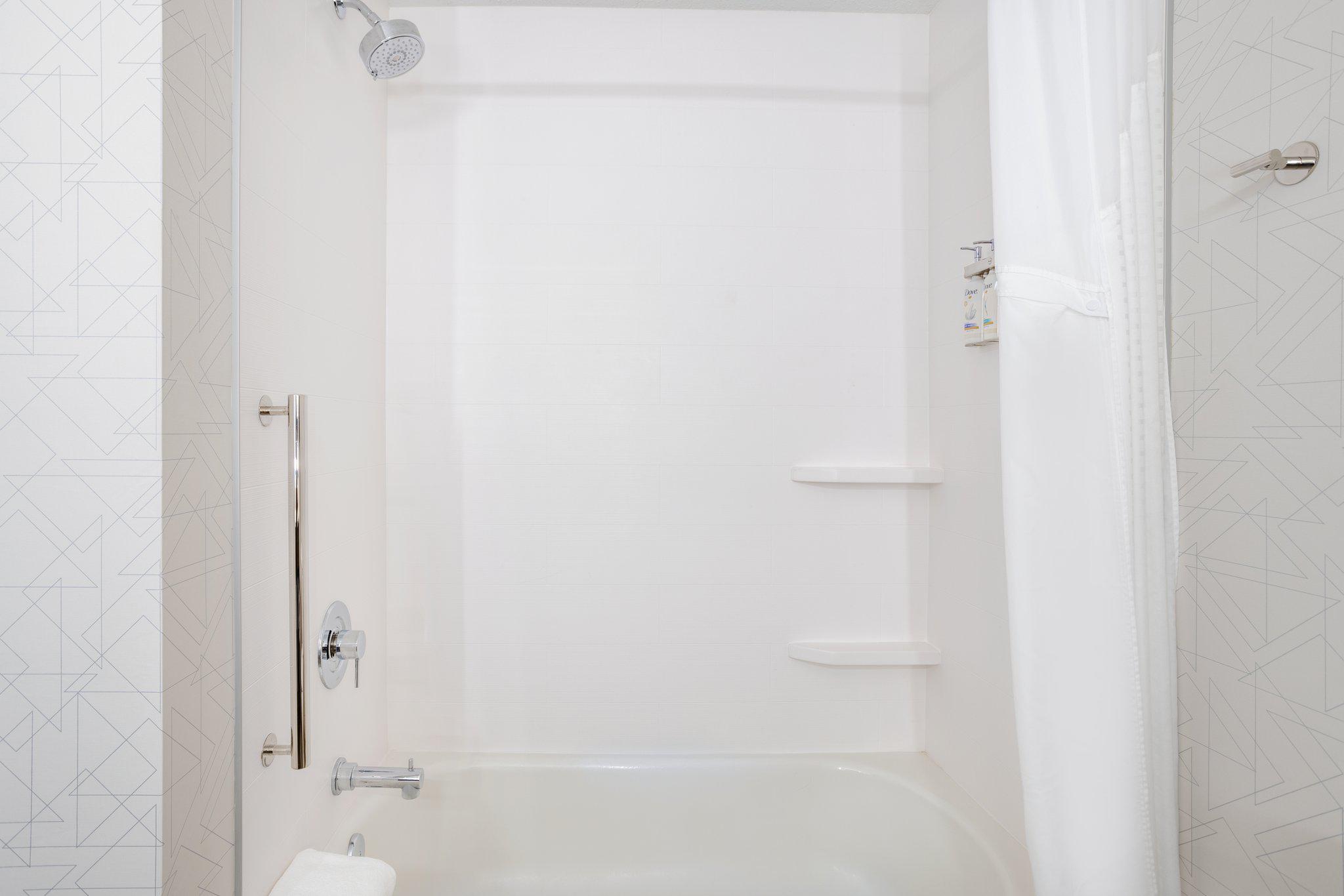 Фото Holiday Inn Express & Suites Tampa I 75 Bruce B. Downs