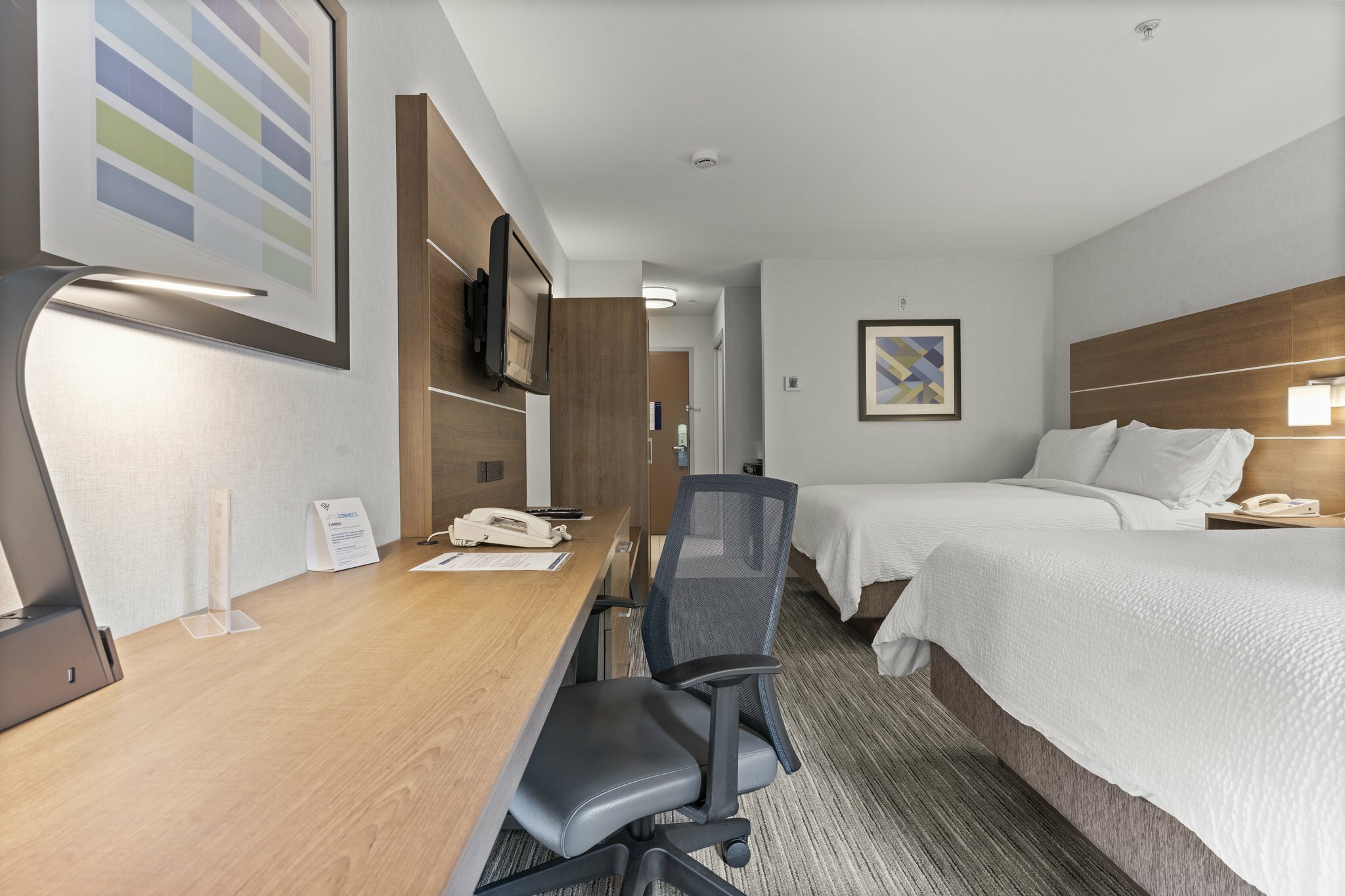 Фото Holiday Inn Express & Suites Surrey, an Ihg Hotel