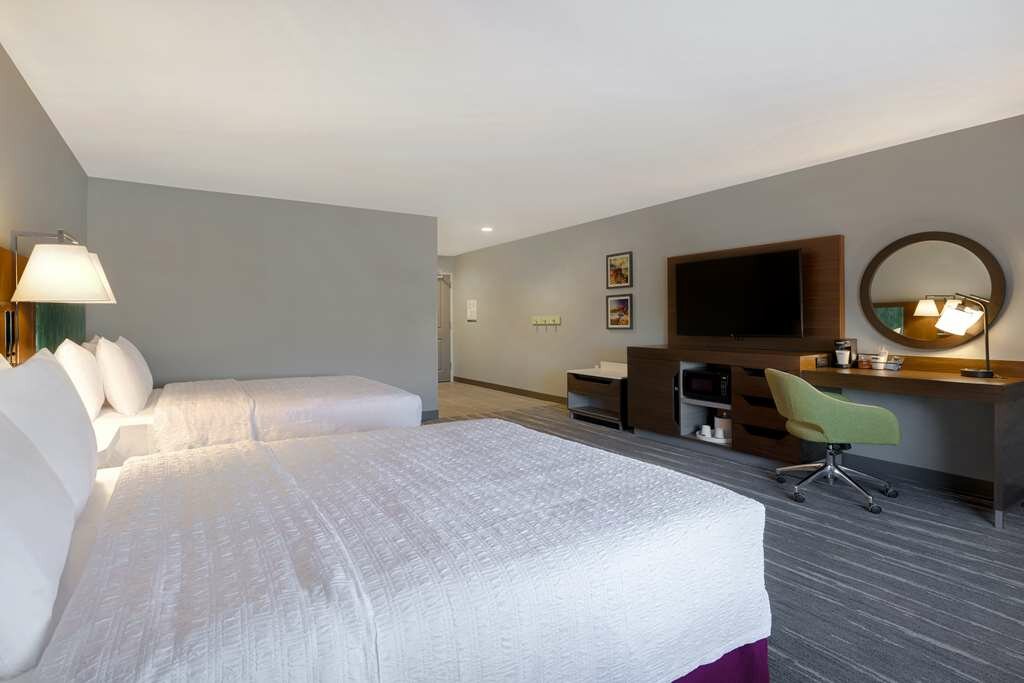 Фото Hampton Inn & Suites Marina