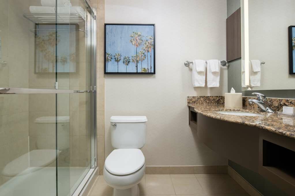 Фото Hilton Garden Inn Fontana