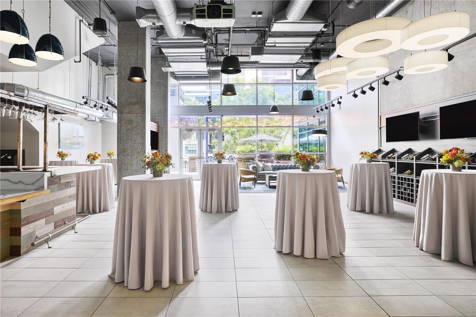 Фото Carte Hotel San Diego Downtown, Curio Collection by Hilton