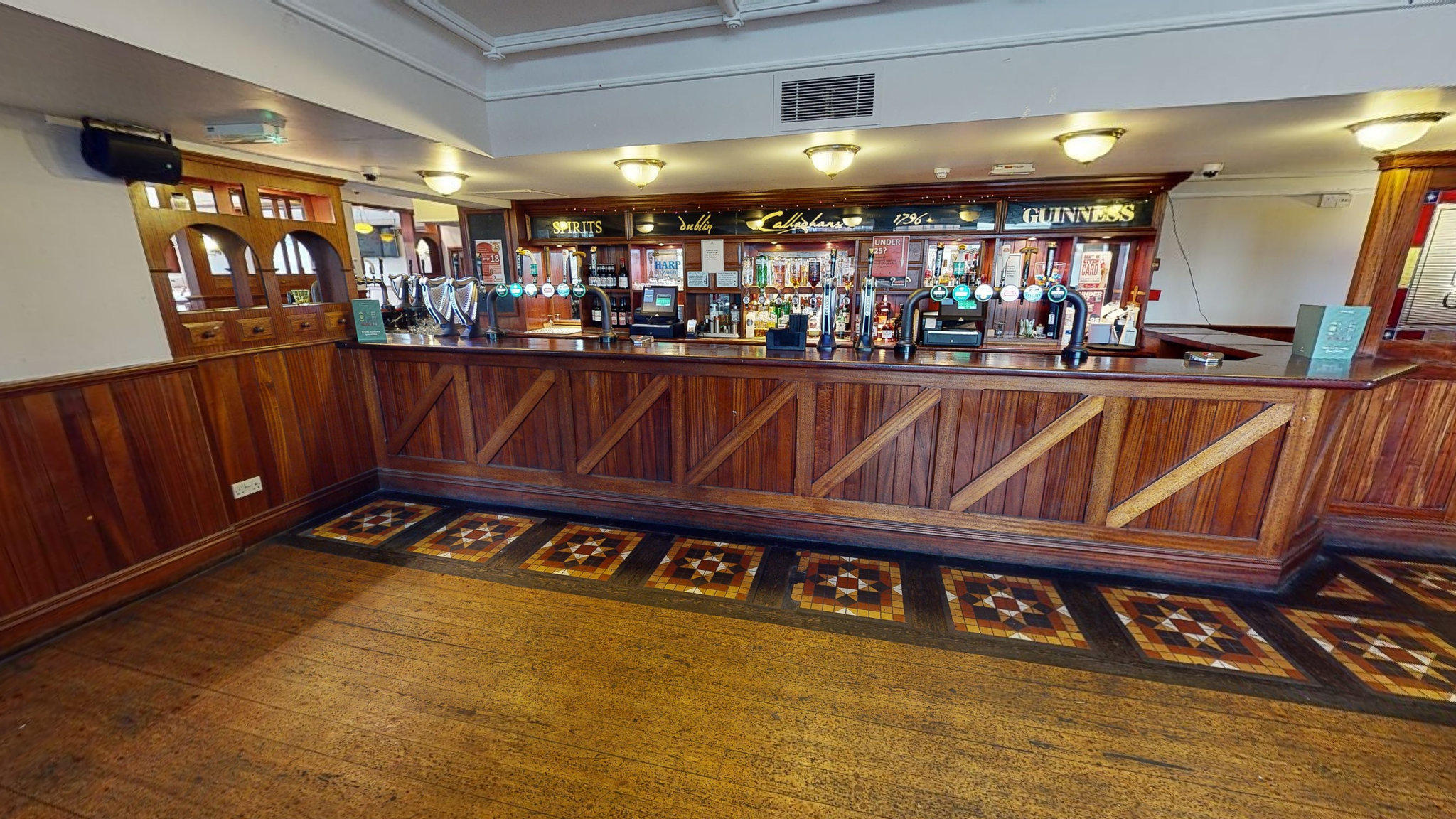 Фото Holiday Inn Cardiff City Centre