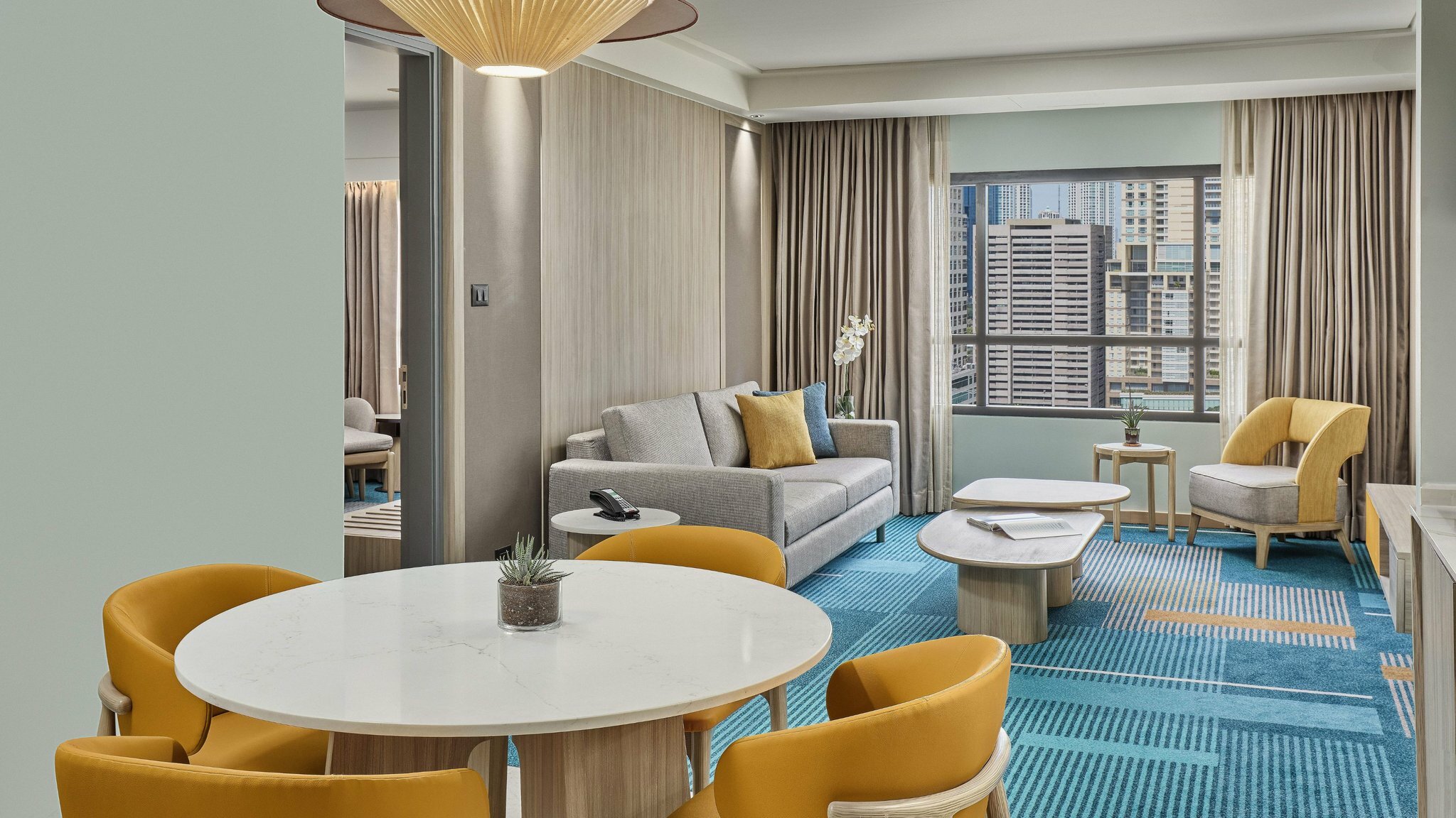 Фото Holiday Inn & Suites Makati, an Ihg Hotel