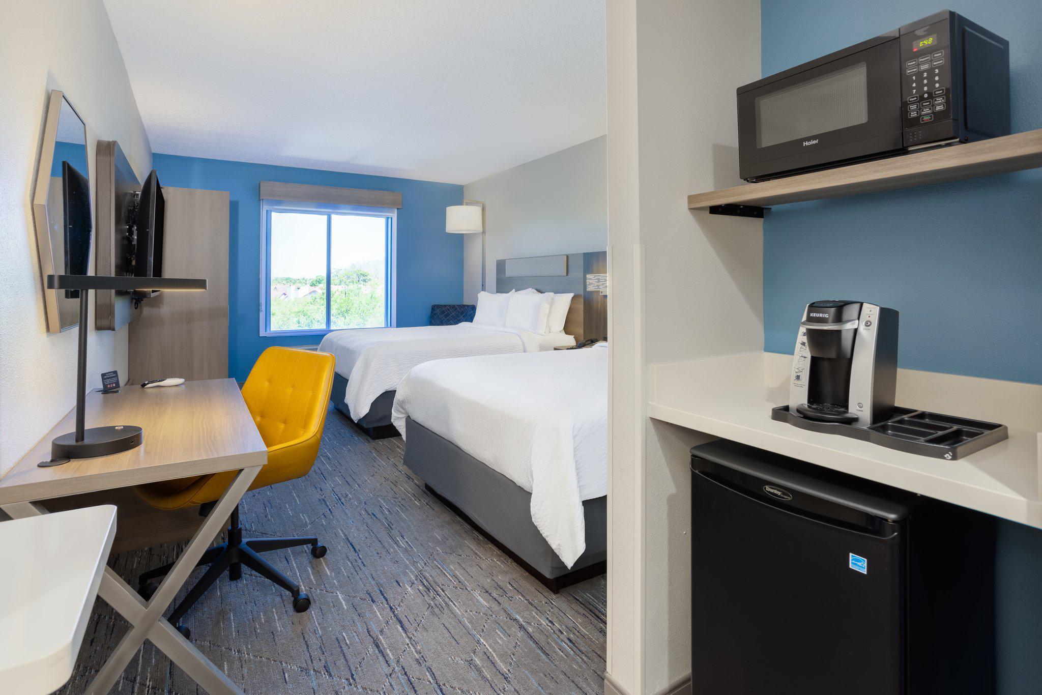 Фото Holiday Inn Express & Suites Tampa I 75 Bruce B. Downs