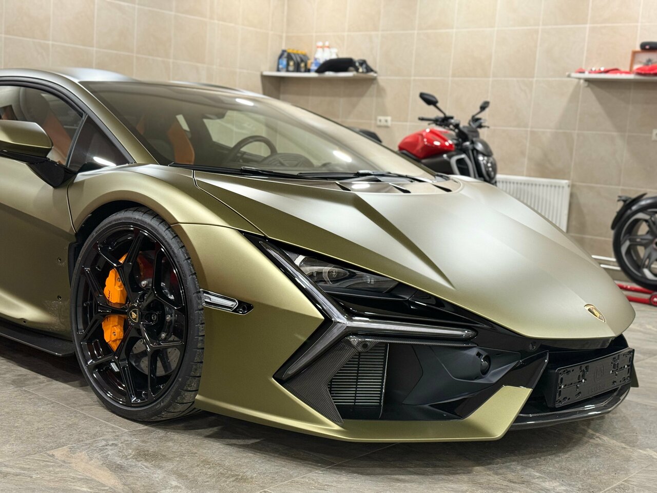 Lamborghini Revuelto — детейлинг матового оливкового