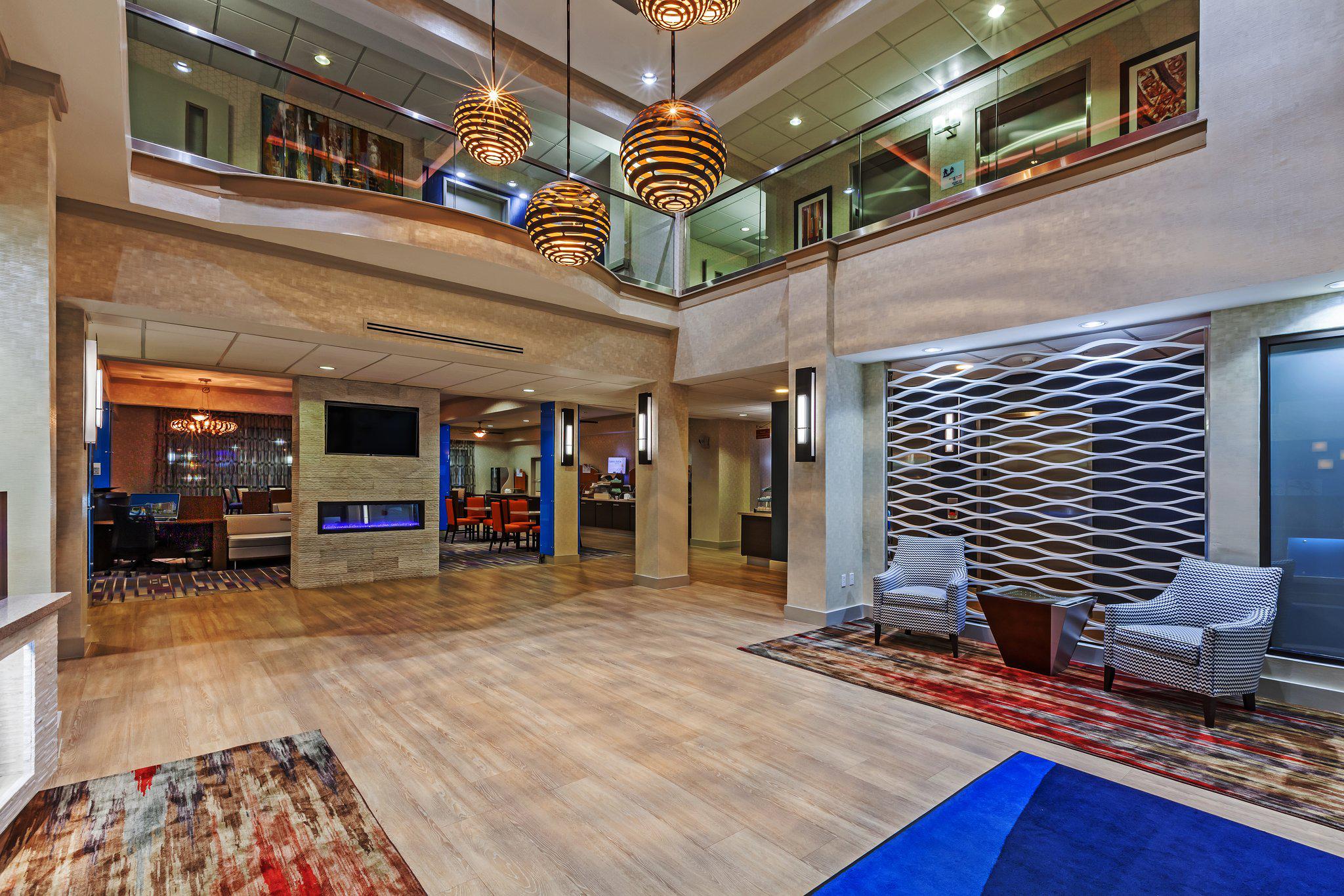 Фото Holiday Inn Express Hotels & Suites East Houston, an Ihg Hotel
