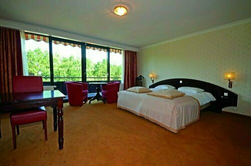 Гостиница Fletcher Familiehotel De Hunzebergen в Эммене