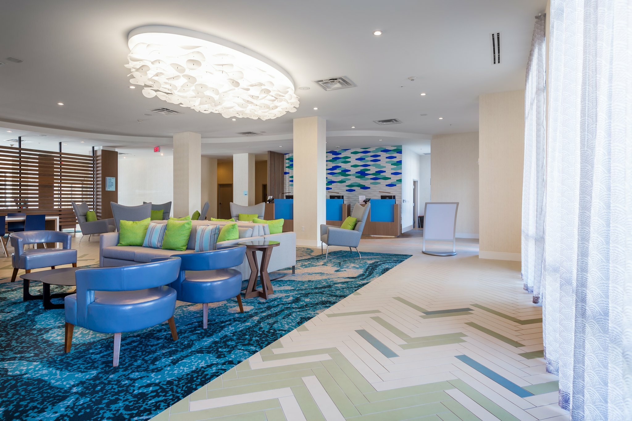 Фото Holiday Inn Express & Suites Orlando at SeaWorld, an Ihg Hotel
