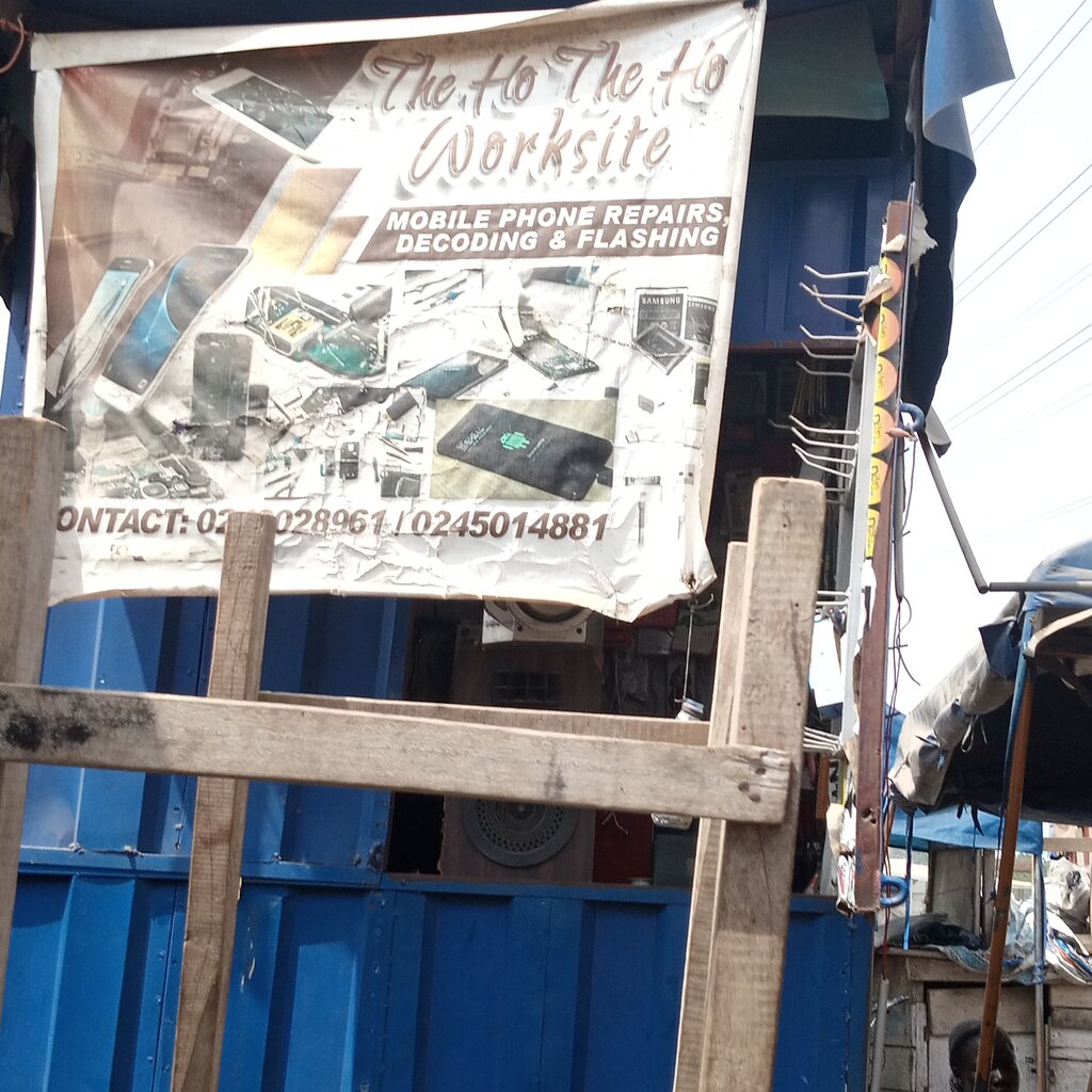 Phone repair The Ho The Ho worksite, Accra, photo