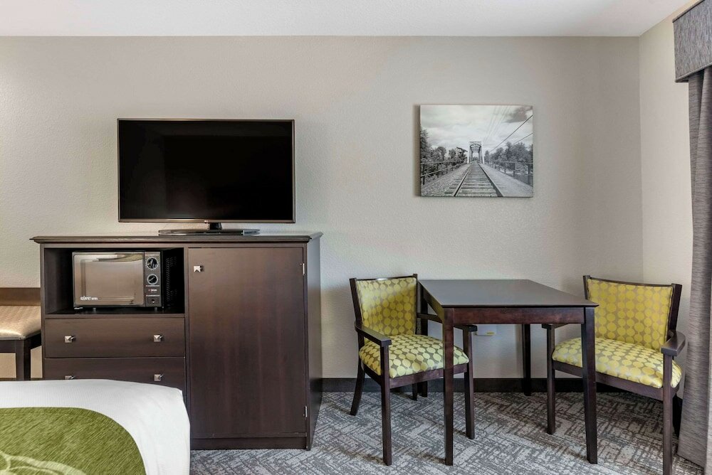 Фото Comfort Inn & Suites Tualatin - Lake Oswego South