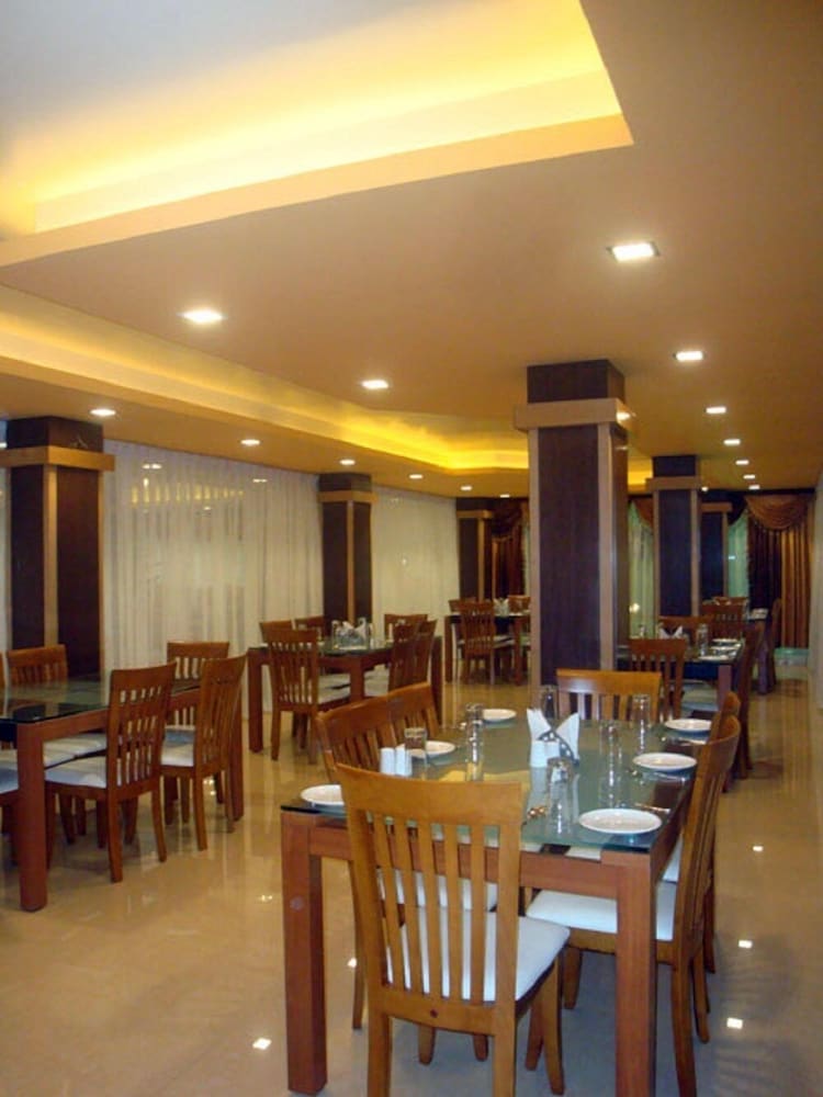 Фото Hotel Hilltop International