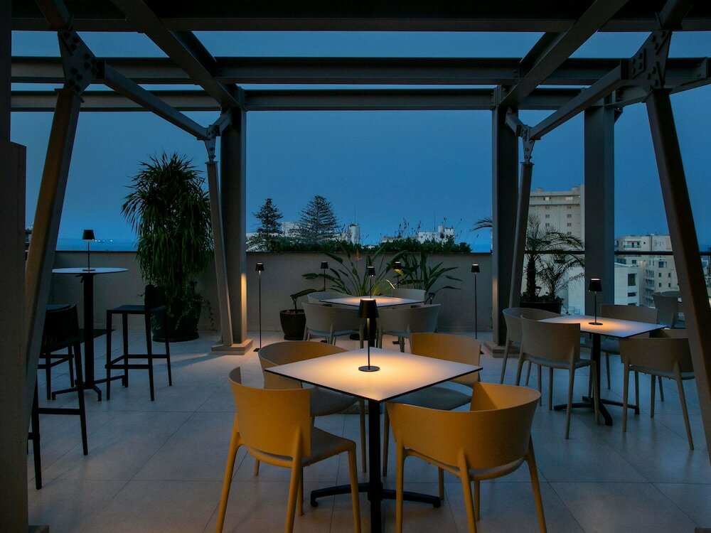 Фото Mercure Larnaca Finikoudes Beach