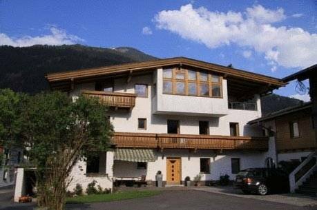 Гостиница Ferienwohnungen Hell в Фюгене