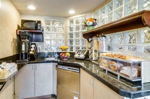 Гостиница Monte Carlo Inn Toronto West Suites в Миссиссаге