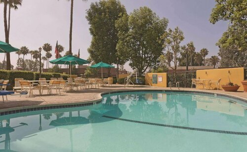 Гостиница La Quinta Inn & Suites by Wyndham Buena Park в Буэна-Парк