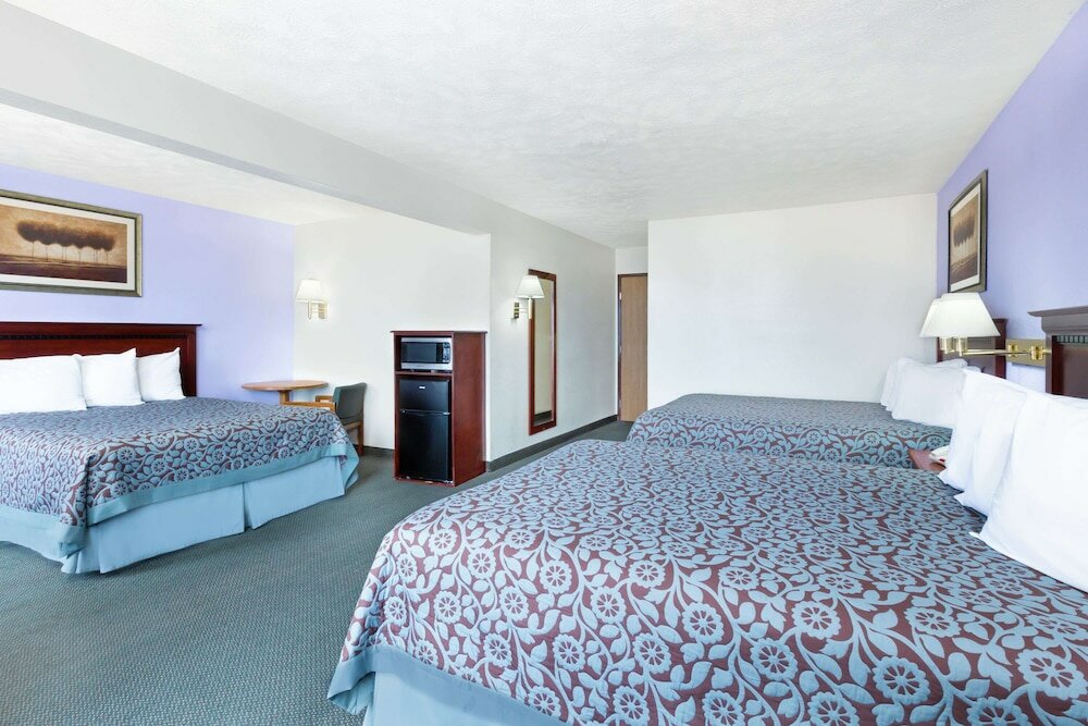 Фото Days Inn by Wyndham Warrensburg