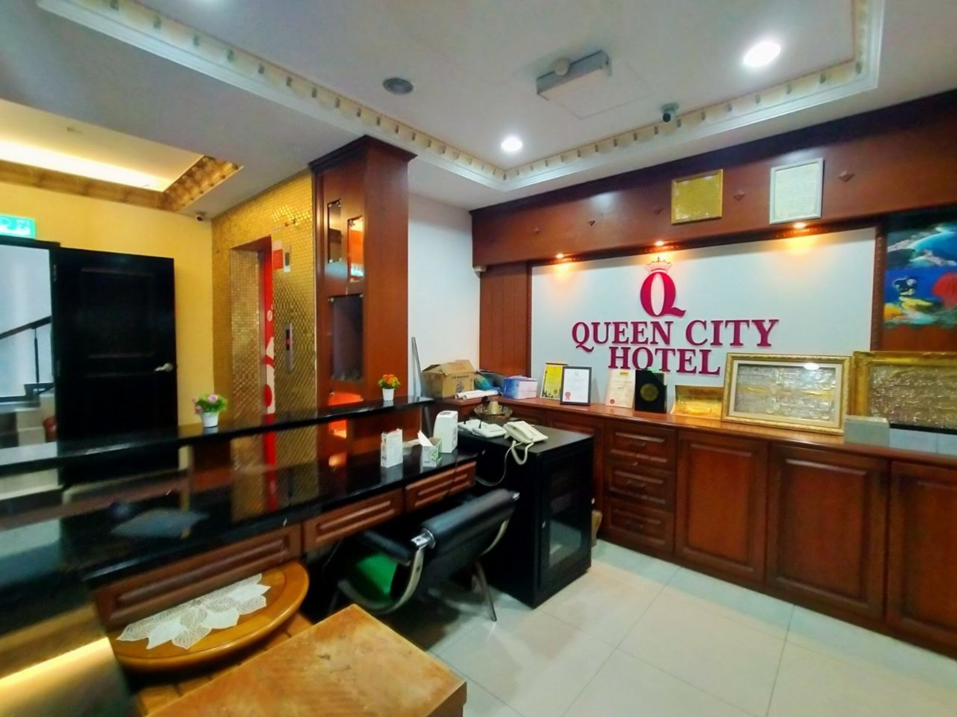 Фото Oyo 998 Queen City Hotel
