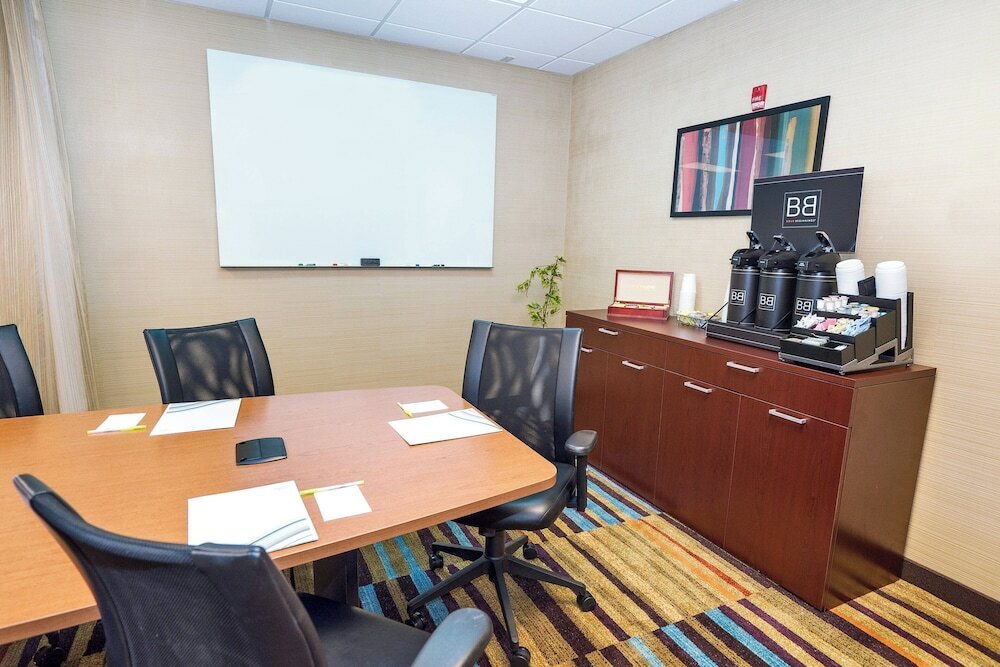 Фото Fairfield Inn by Marriott Medford Long Island
