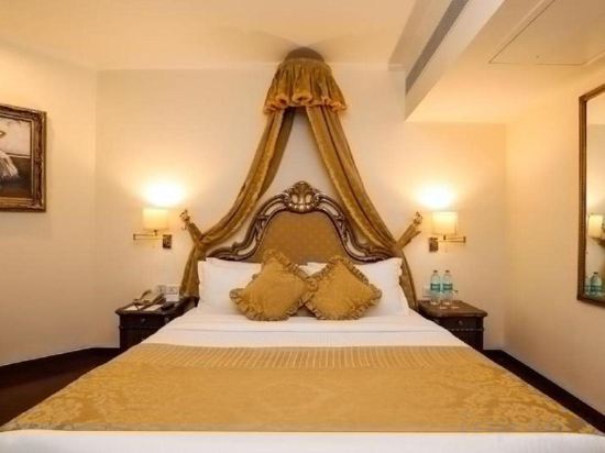 Фото Hotel The Royal Plaza