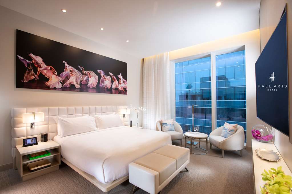 Фото Hall Arts Hotel Dallas, Curio Collection by Hilton