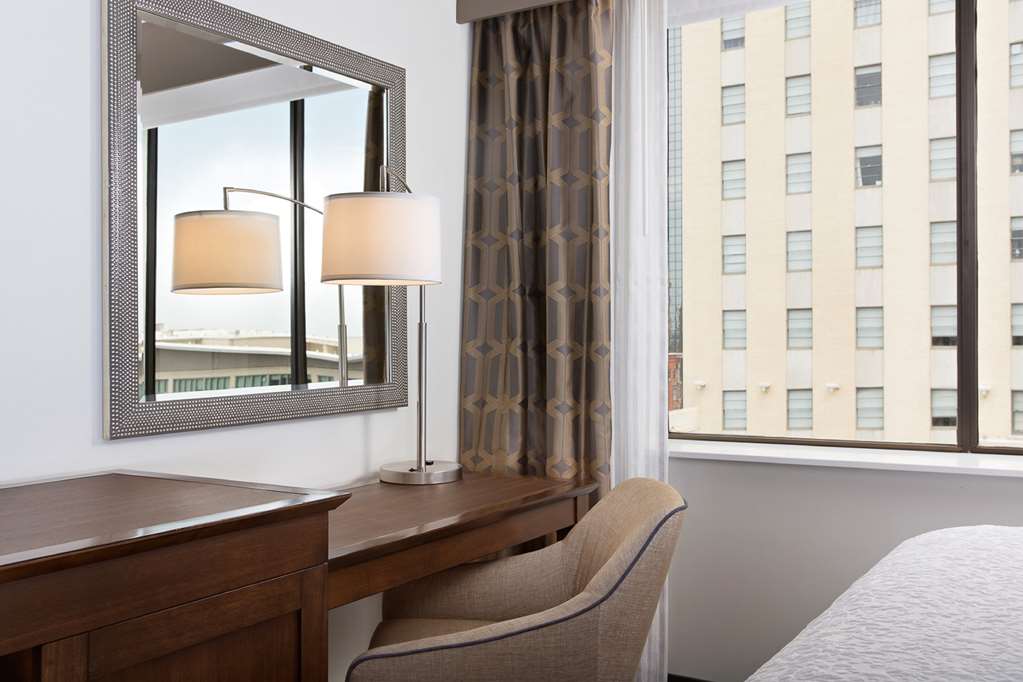 Фото Hampton Inn & Suites Dallas Downtown