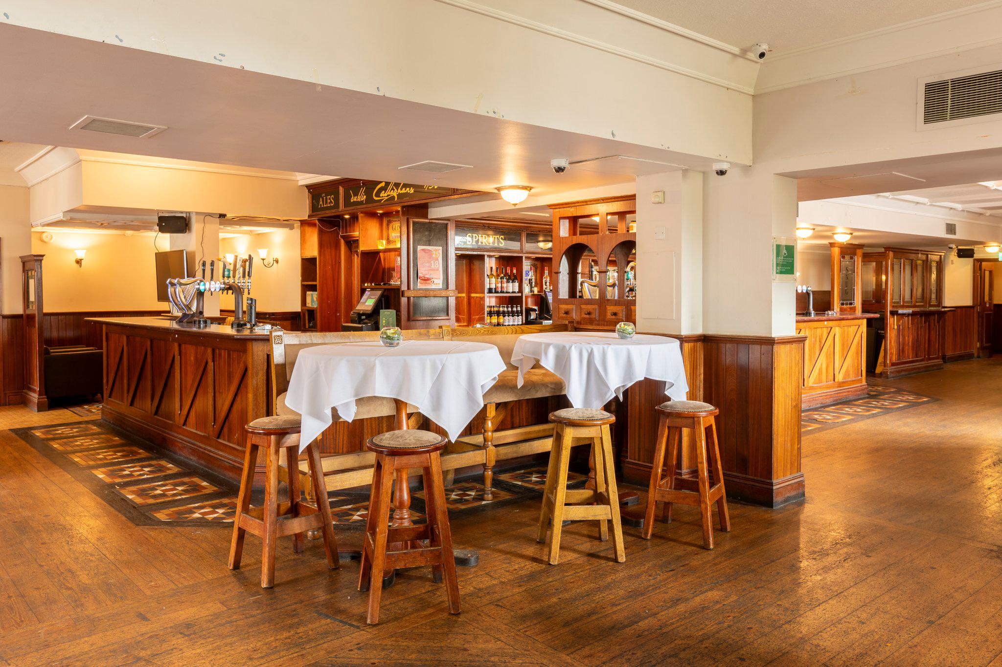 Фото Holiday Inn Cardiff City Centre