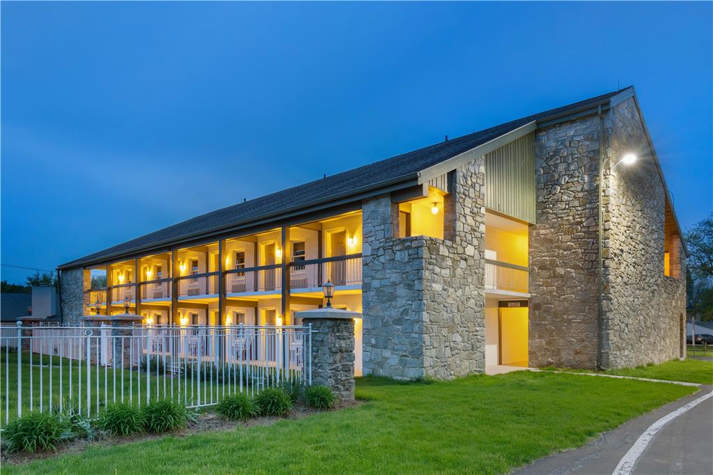 Фото Best Western Plus Revere Inn & Suites