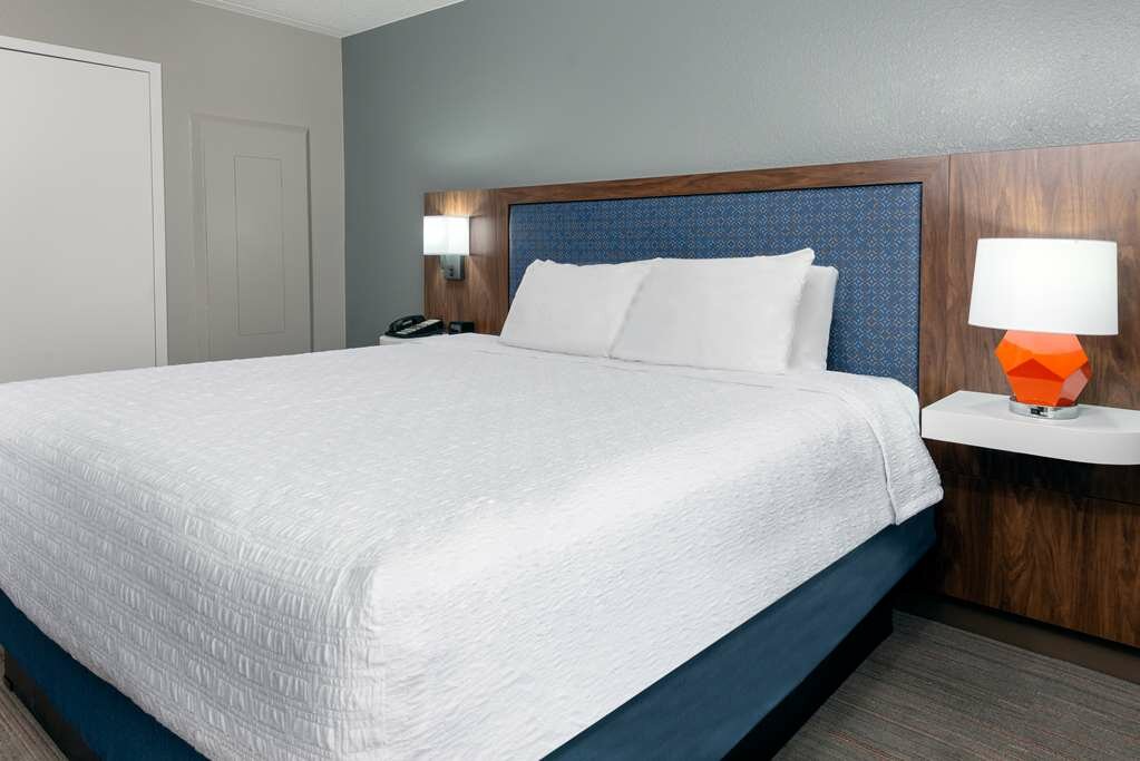 Фото Hampton Inn & Suites Charlottesville At The University