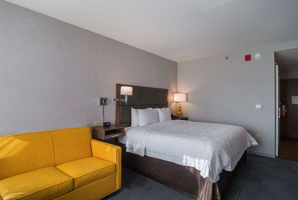 Фото Hampton Inn Chicago North Loyola Station