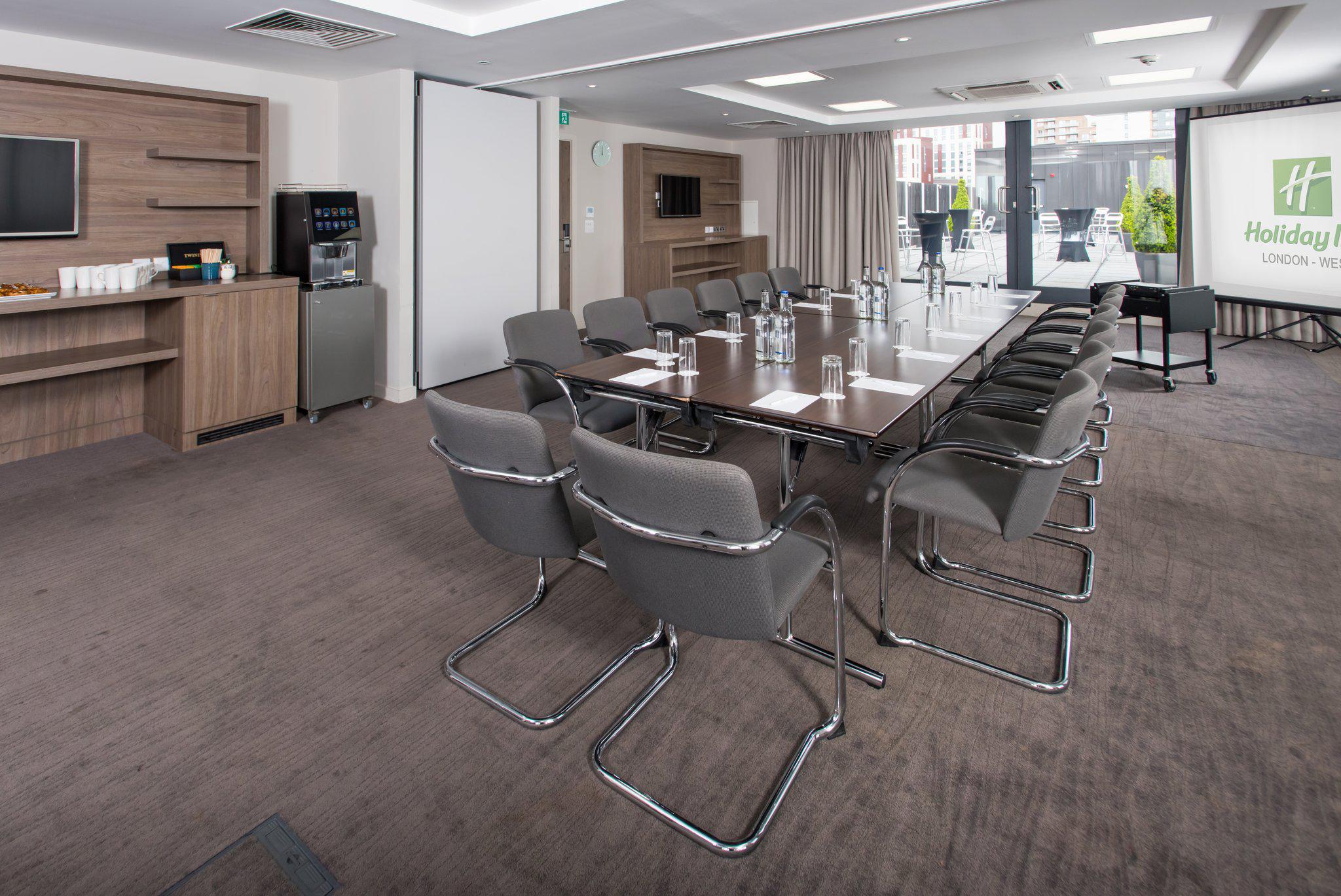 Фото Holiday Inn London - West, an Ihg Hotel