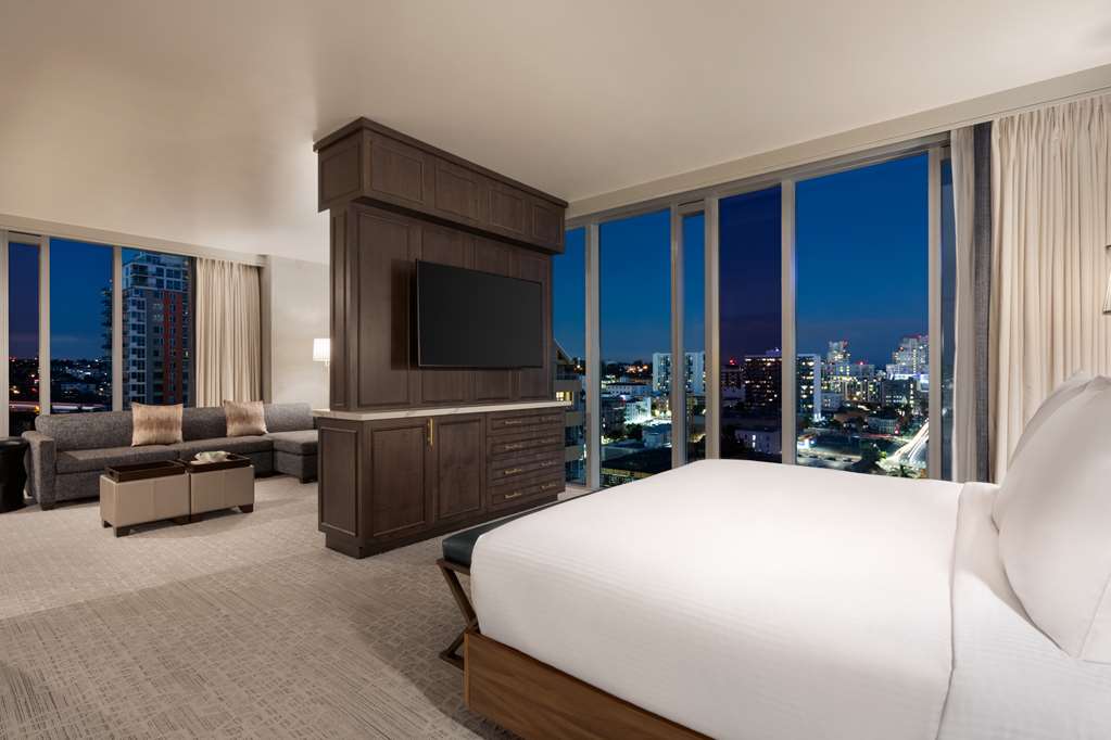 Фото Carte Hotel San Diego Downtown, Curio Collection by Hilton