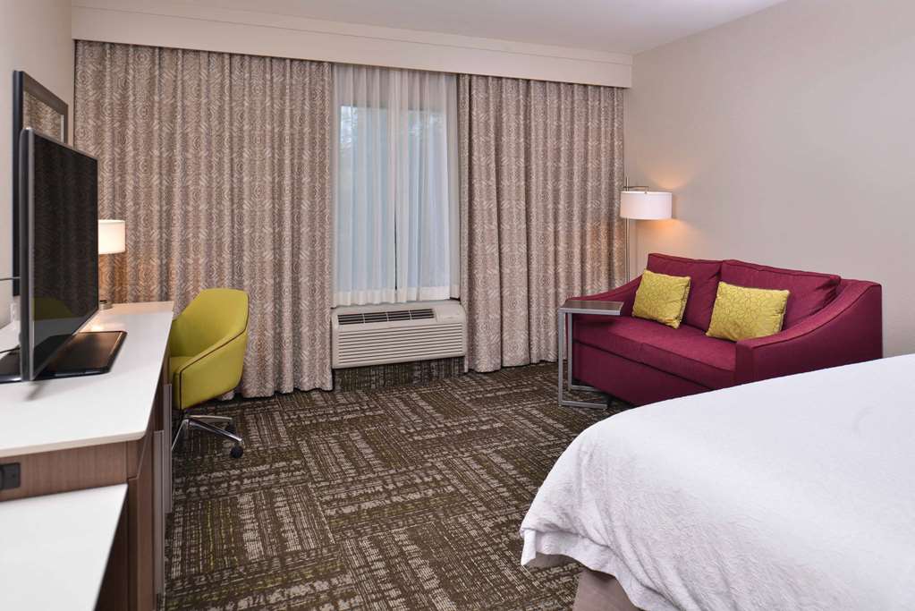 Фото Hampton Inn & Suites Dallas Market Center