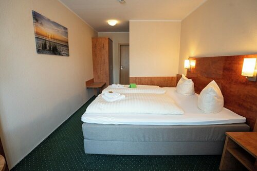 Гостиница Café & Hotel am Holzhafen в Штаде