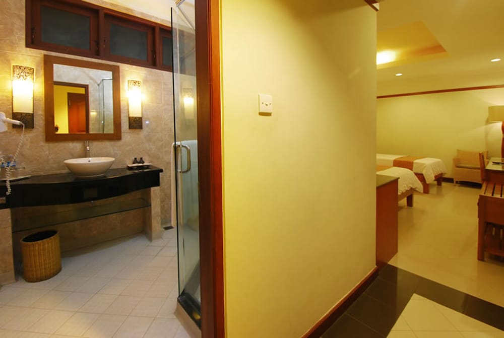 Фото Yulia Beach Inn Kuta