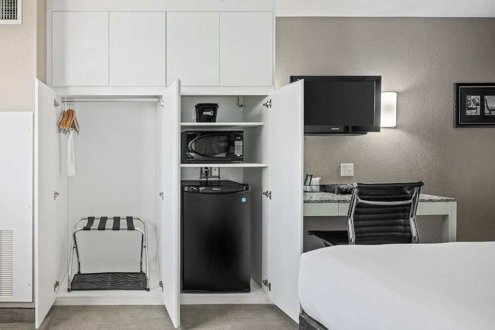 Фото Home Inn Express Medicine Hat