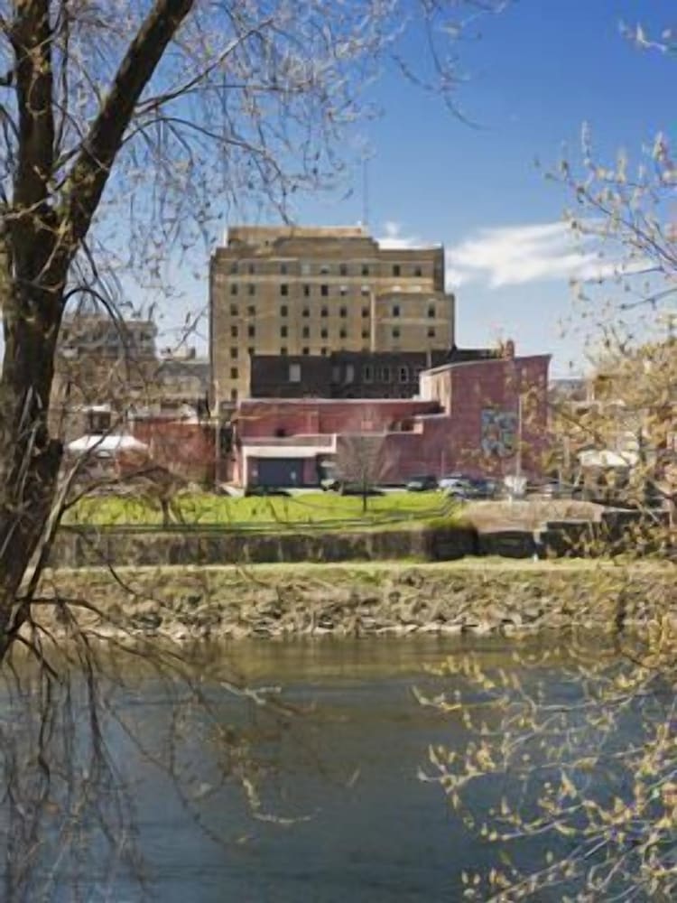 Фото Grand Eastonian Hotel & Suites