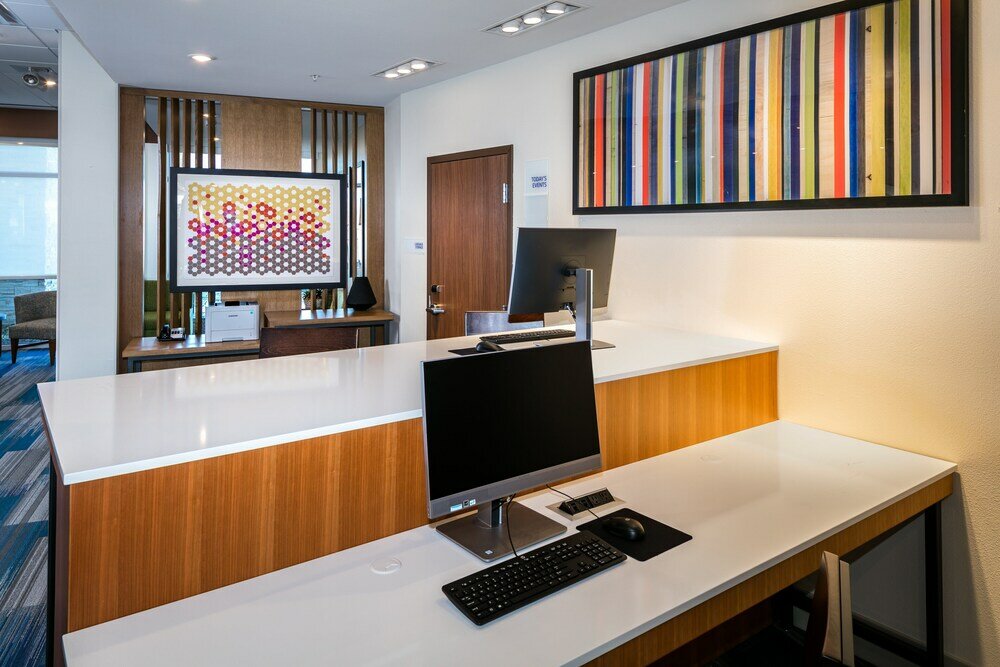 Фото Holiday Inn Express & Suites Bend South, an Ihg Hotel