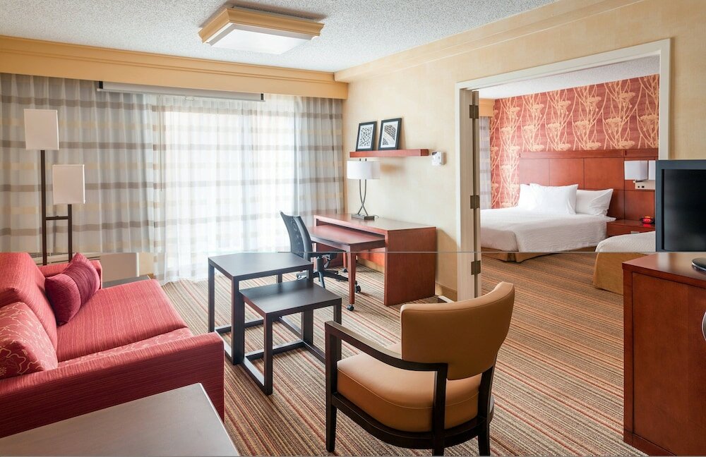 Фото Courtyard by Marriott Des Moines West Clive