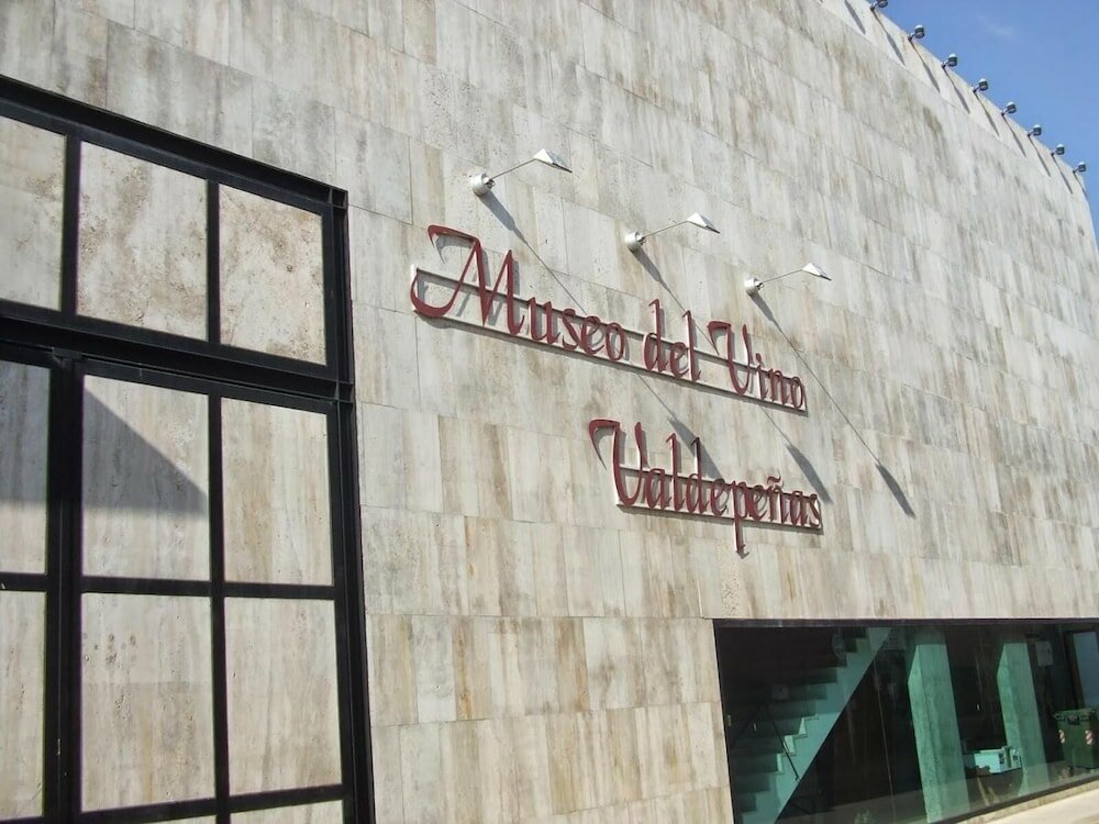 Фото Hostal Valdepeñas by Bossh Hotels