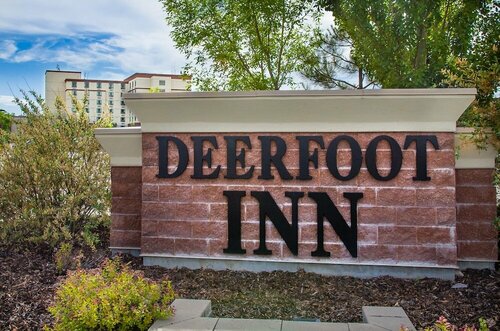 Внешний вид отеля Deerfoot Inn and Casino в Калгарях, фото 4
