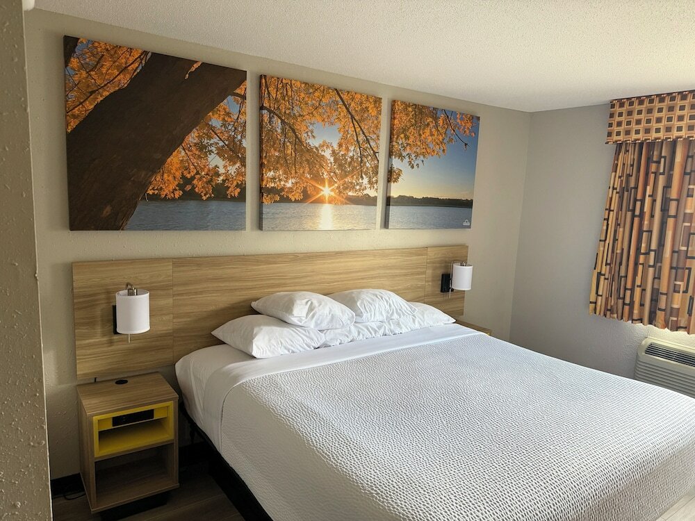 Фото Days Inn by Wyndham Muncie -Ball State University