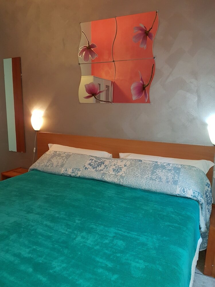 Фото Roman Holidays Hostel