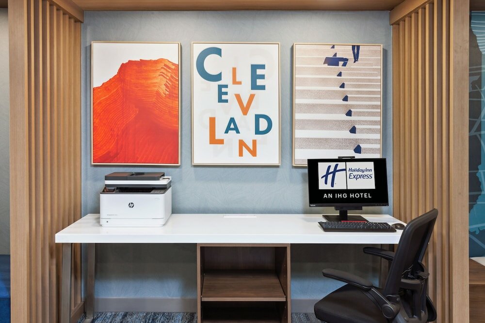 Фото Holiday Inn Express Cleveland Airport - Brookpark, an Ihg Hotel