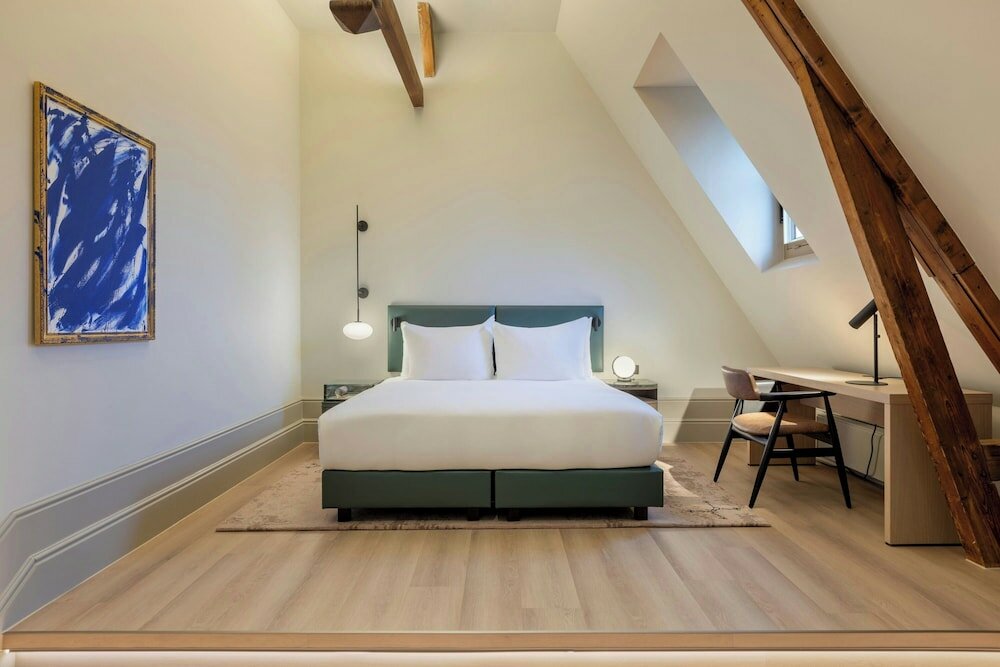 Фото The College Hotel