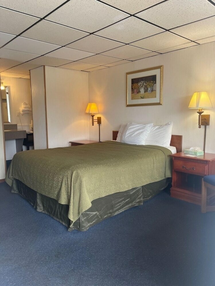Фото Knights Inn Mackinaw City