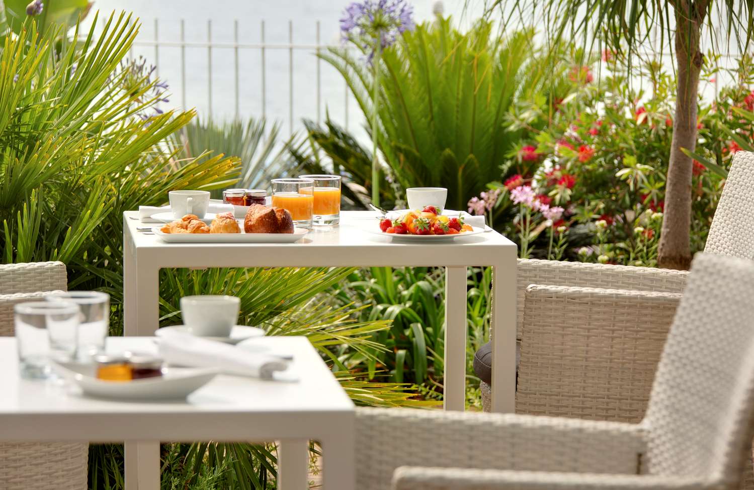 Фото Grand Hotel des Sablettes Plage, Curio Collection by Hilton