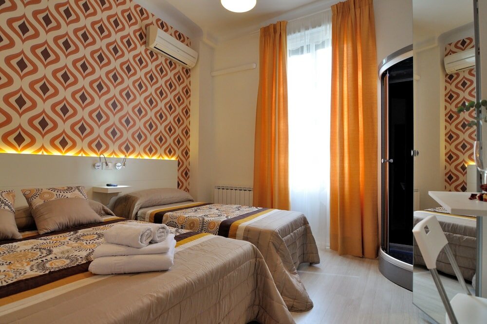 Фото Far Home Plaza Mayor Hostel