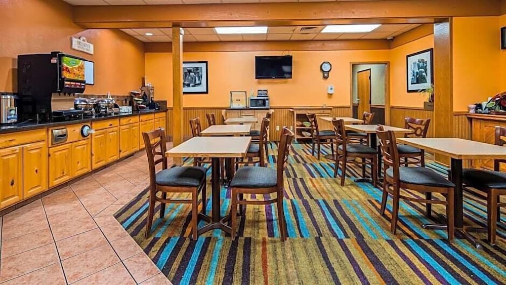 Фото Holiday Manor McPherson